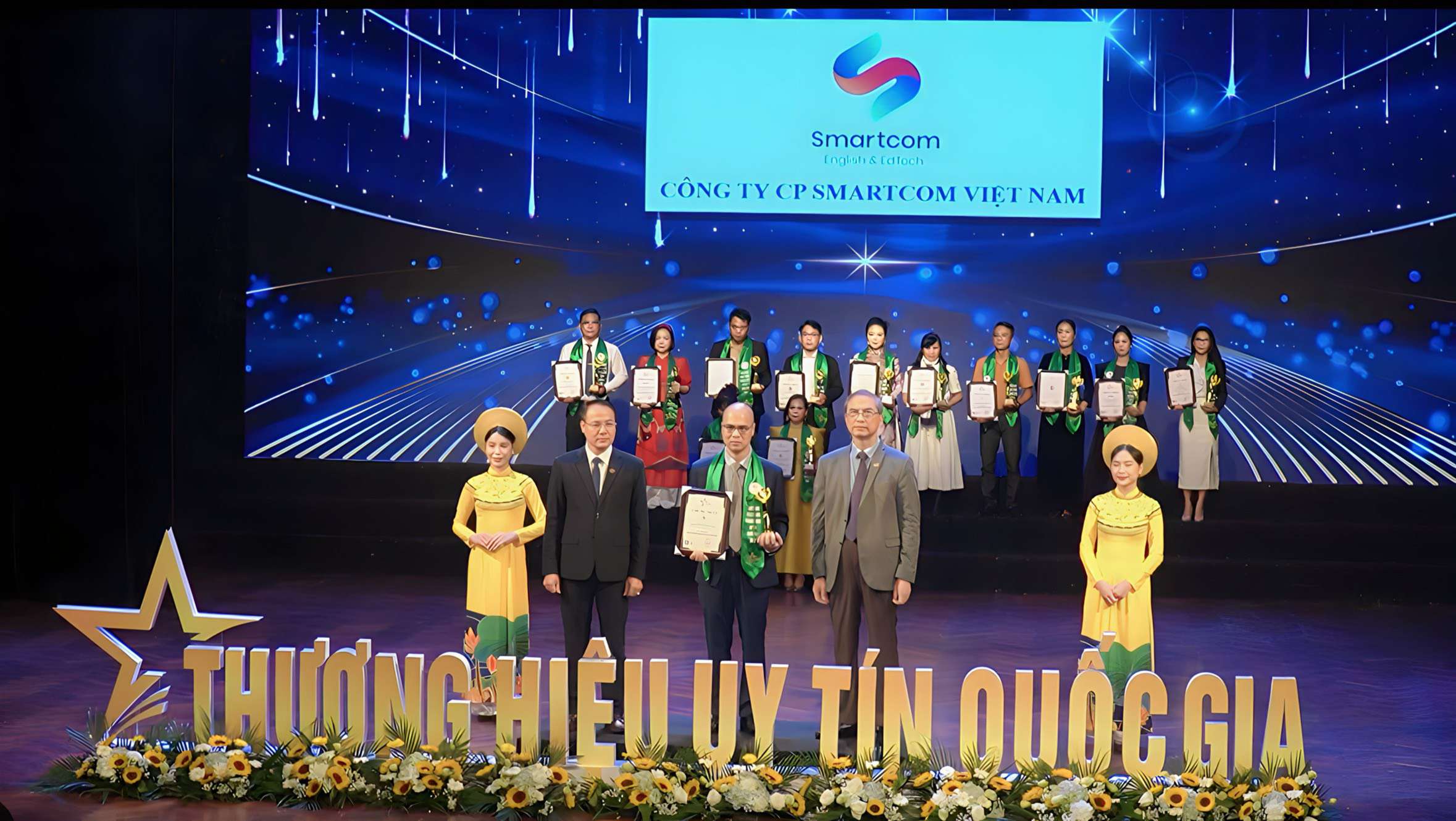 Chủ tịch HĐQT Smartcom Việt Nam - ông Nguyễn Anh Đức nhận danh hiệu Top 10 thương hiệu uy tín Quốc gia 2023. Ảnh: BTC